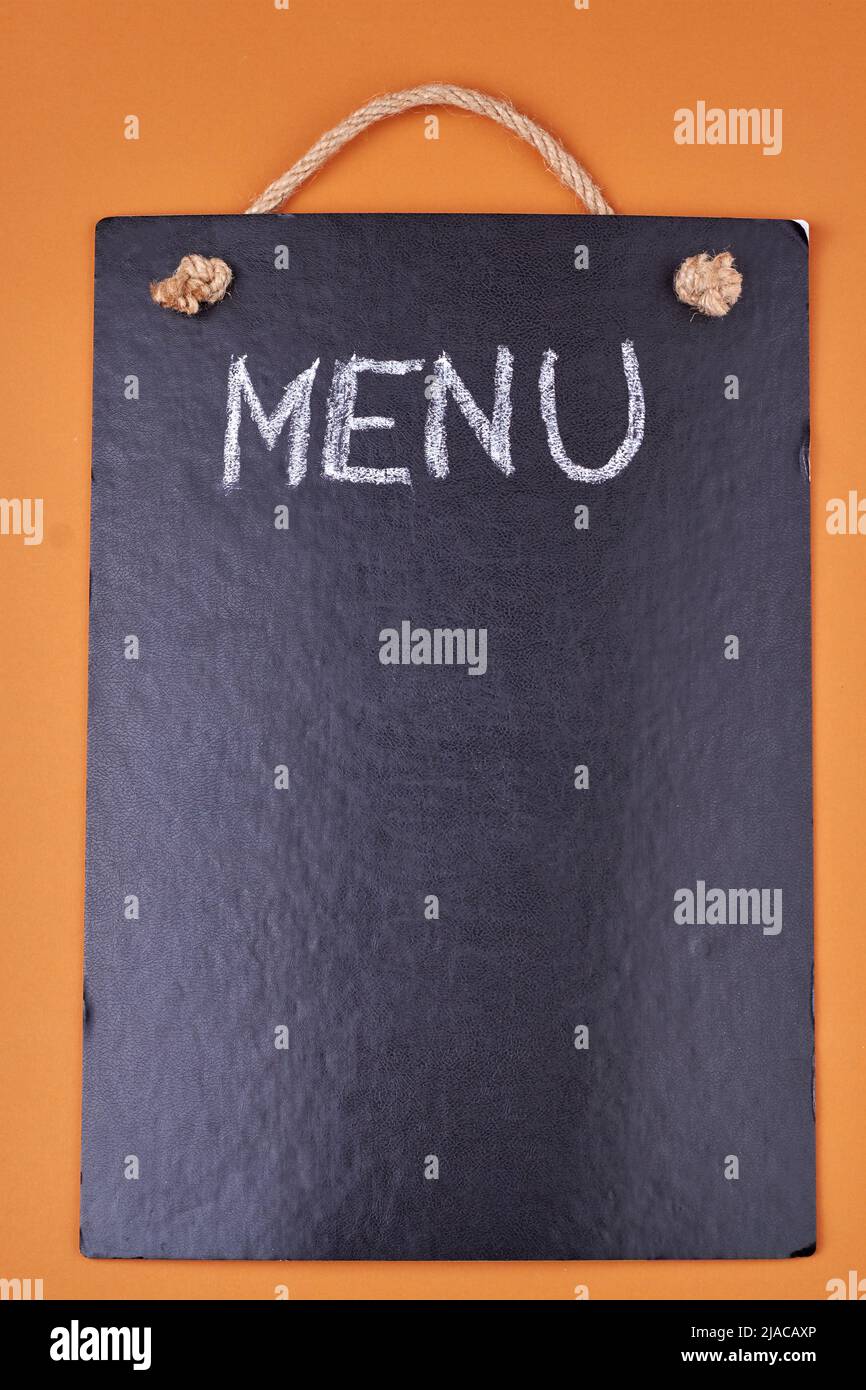 Menu Word scritto con gesso su tavola nera su sfondo a colori. Vista dall'alto e spazio di copia. Foto Stock