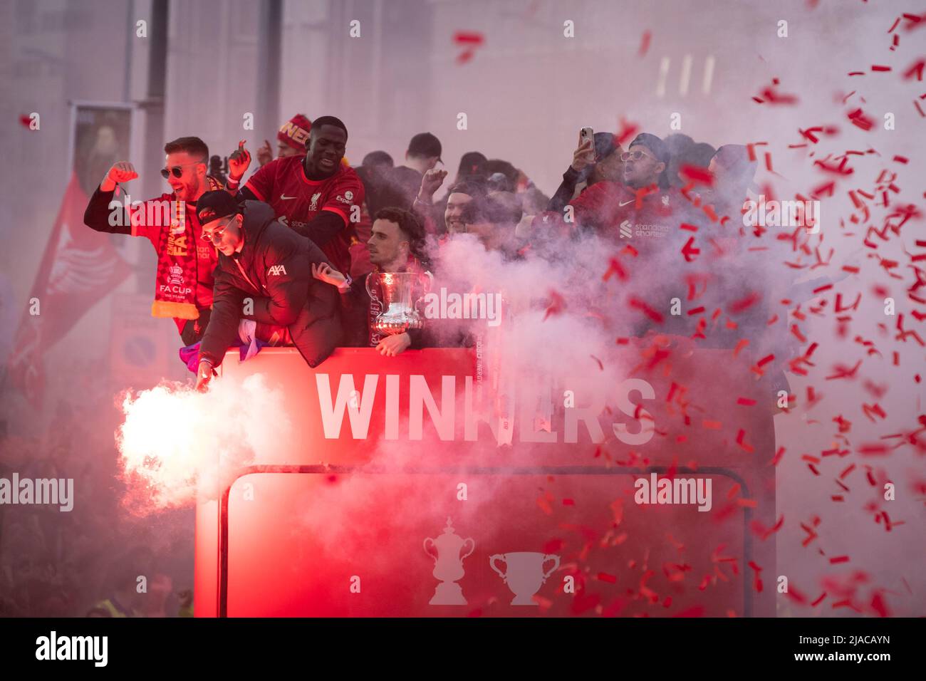La squadra del Liverpool FC si illumina durante la sfilata di autobus scoperto attraverso la città con i tifosi dopo aver vinto sia la Carabao Cup che la fa Cup nella stagione 2021/22 Foto Stock
