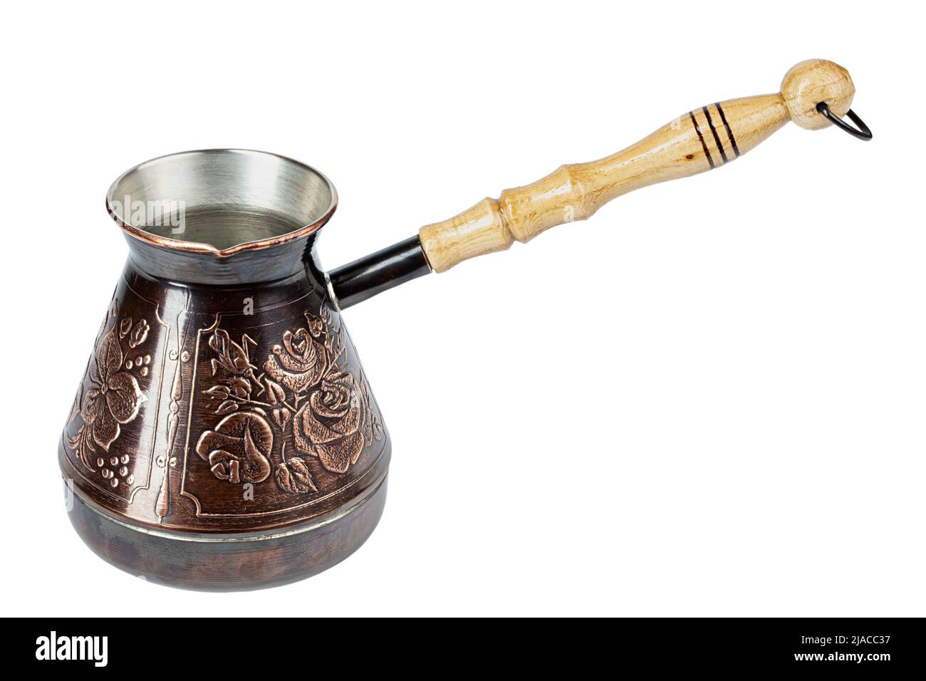 Caffettiera turca. Ibrik - piccola caffettiera in rame isolata su sfondo bianco. Il file contiene il percorso di ritaglio. Foto Stock