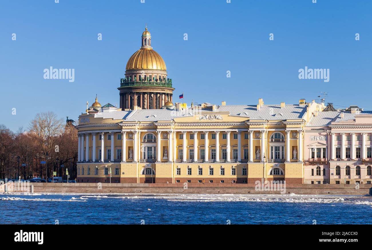 Costa del fiume Neva, paesaggio urbano di San Pietroburgo, Russia. La cupola dorata della Cattedrale di Sant'Isacco è sullo sfondo Foto Stock