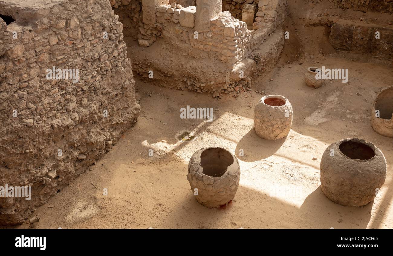 Alla stazione della metropolitana Syntagma di Atene si può ammirare l'antico passato greco. Scoprendo il luogo pubblico di scavi di vecchia città in pietra. Vista dall'alto Foto Stock