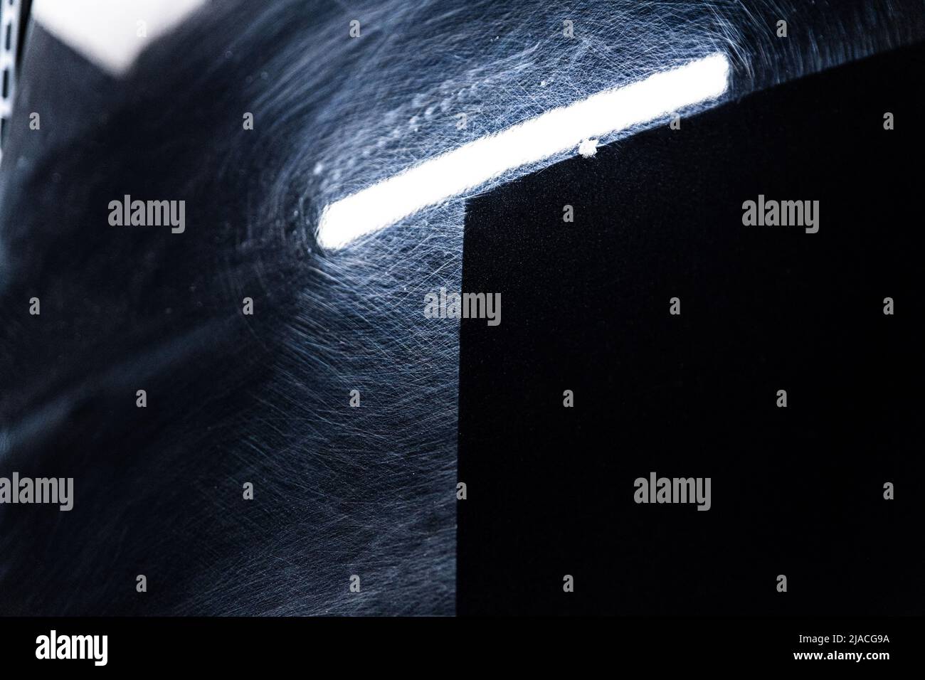 Effetto prima e dopo la ristrutturazione e la lucidatura della vernice dell'automobile Foto Stock