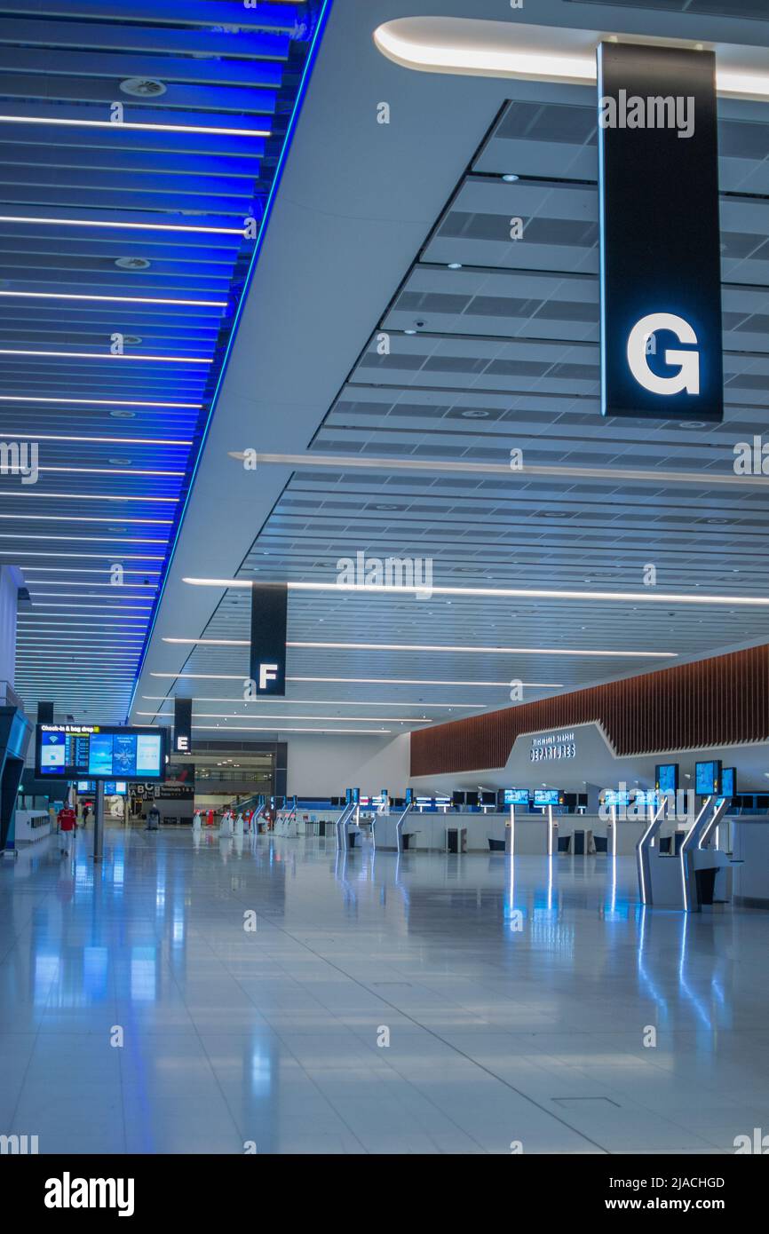 Empty Terminal 2 presso l'aeroporto internazionale di Manchester, Greater Manchester, Regno Unito. Foto Stock