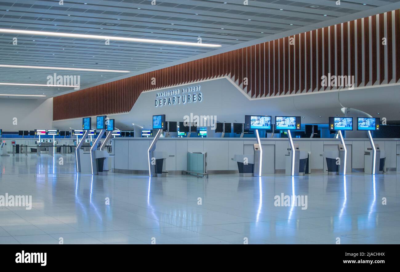 Empty Terminal 2 presso l'aeroporto internazionale di Manchester, Greater Manchester, Regno Unito. Foto Stock