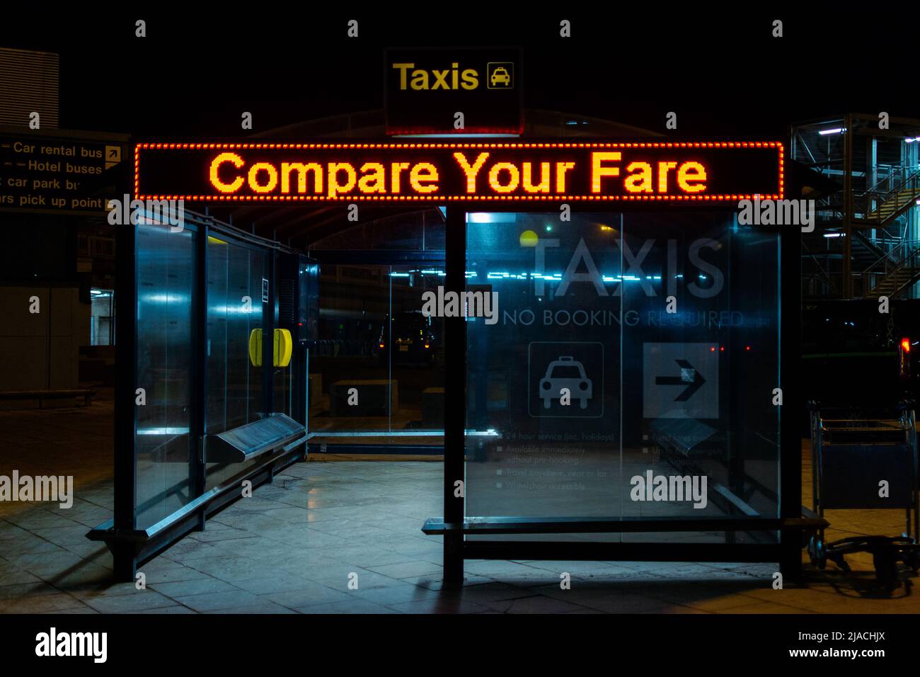 Taxi shelter che dice 'Confronta la tua tariffa' a Manchester International Airport, Greater Manchester, regno unito. Foto Stock