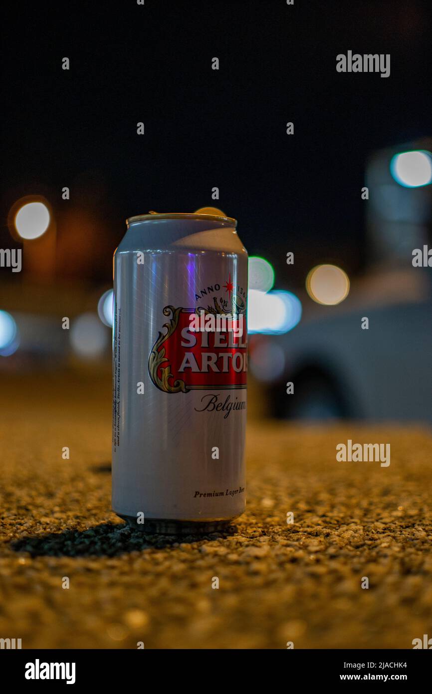 Lattina di Stella Artois su una panchina, con una profondità di campo super-bassa. Foto Stock
