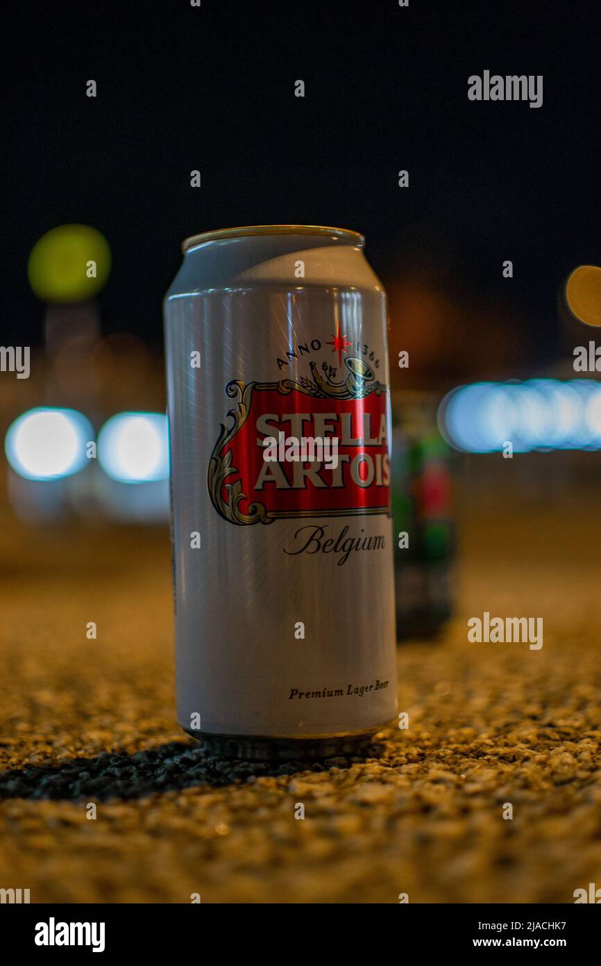 Lattina di Stella Artois su una panchina, con una profondità di campo super-bassa. Foto Stock