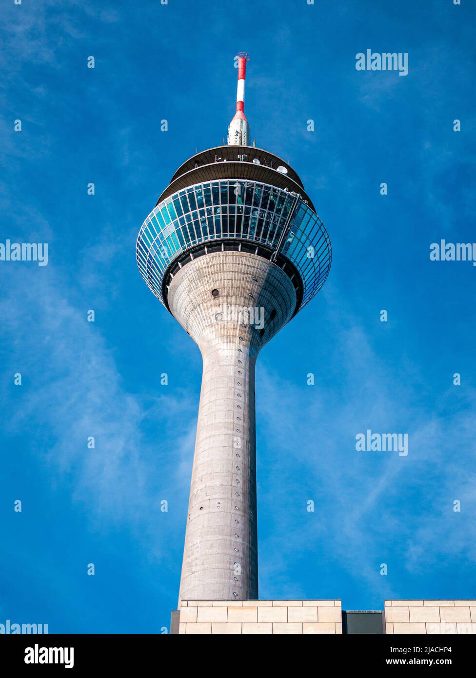 Torre delle comunicazioni con moderna facciata in vetro Foto Stock