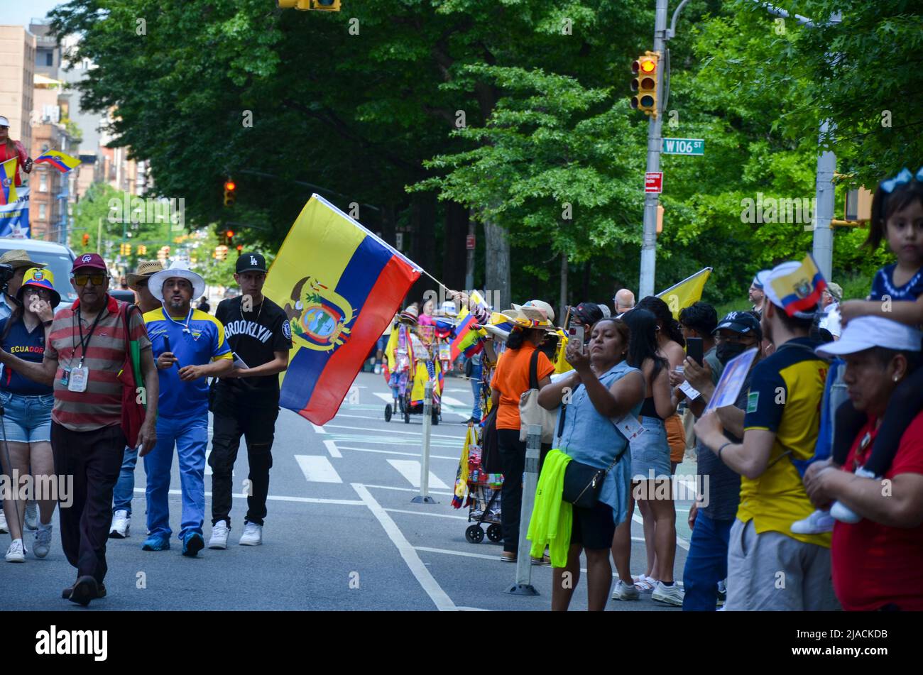 New York, New York, Stati Uniti. 29th maggio 2022. Gli spettatori si sono riuniti per celebrare l'annuale Parata del giorno dell'Indipendenza ecuadoriana a New York il 29 maggio 2022. (Credit Image: © Ryan Rahman/Pacific Press via ZUMA Press Wire) Foto Stock