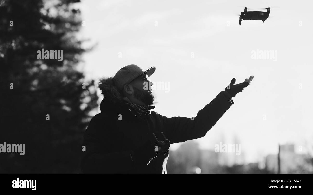 il giovane tiene un drone (copter) dopo un volo. video Foto Stock
