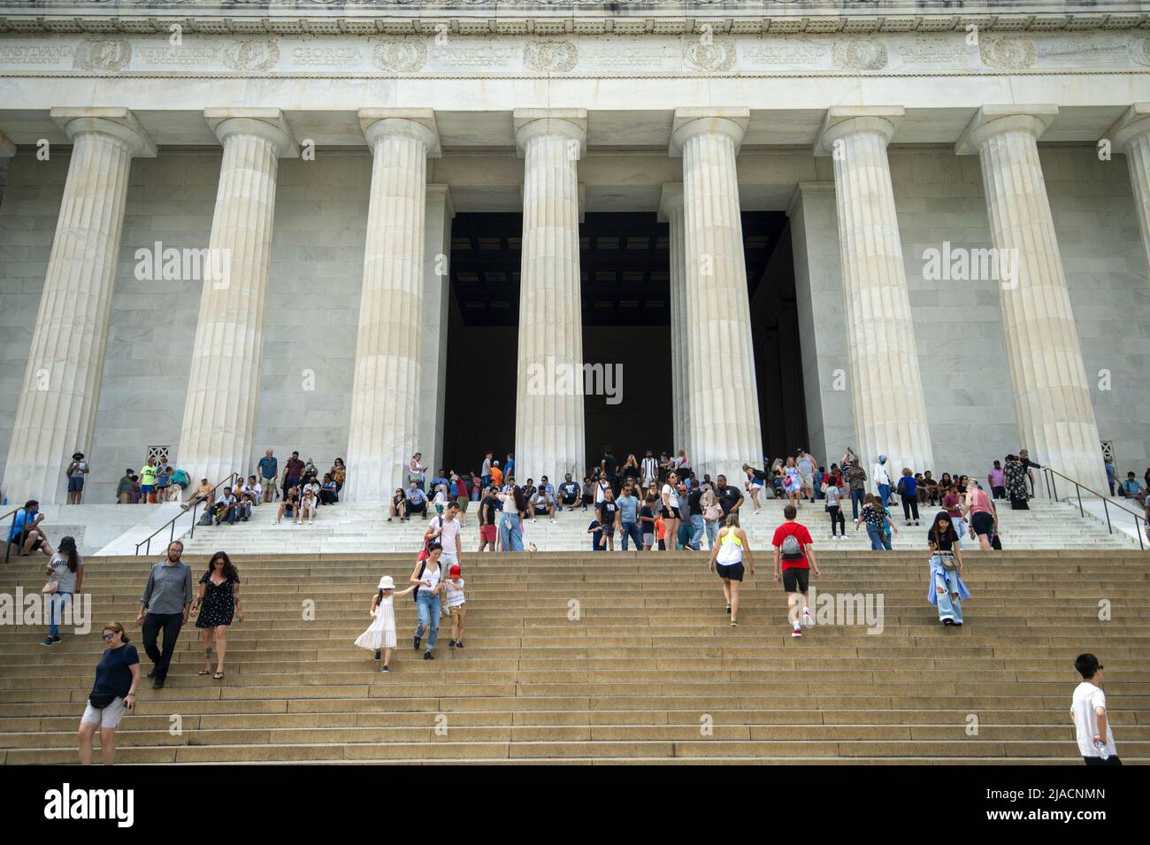 Washington, Stati Uniti. 29th maggio 2022. La gente visita il Lincoln Memorial durante il fine settimana del Memorial Day a Washington, DC domenica 29 maggio 2022. Foto di Bonnie Cash/UPI Credit: UPI/Alamy Live News Foto Stock