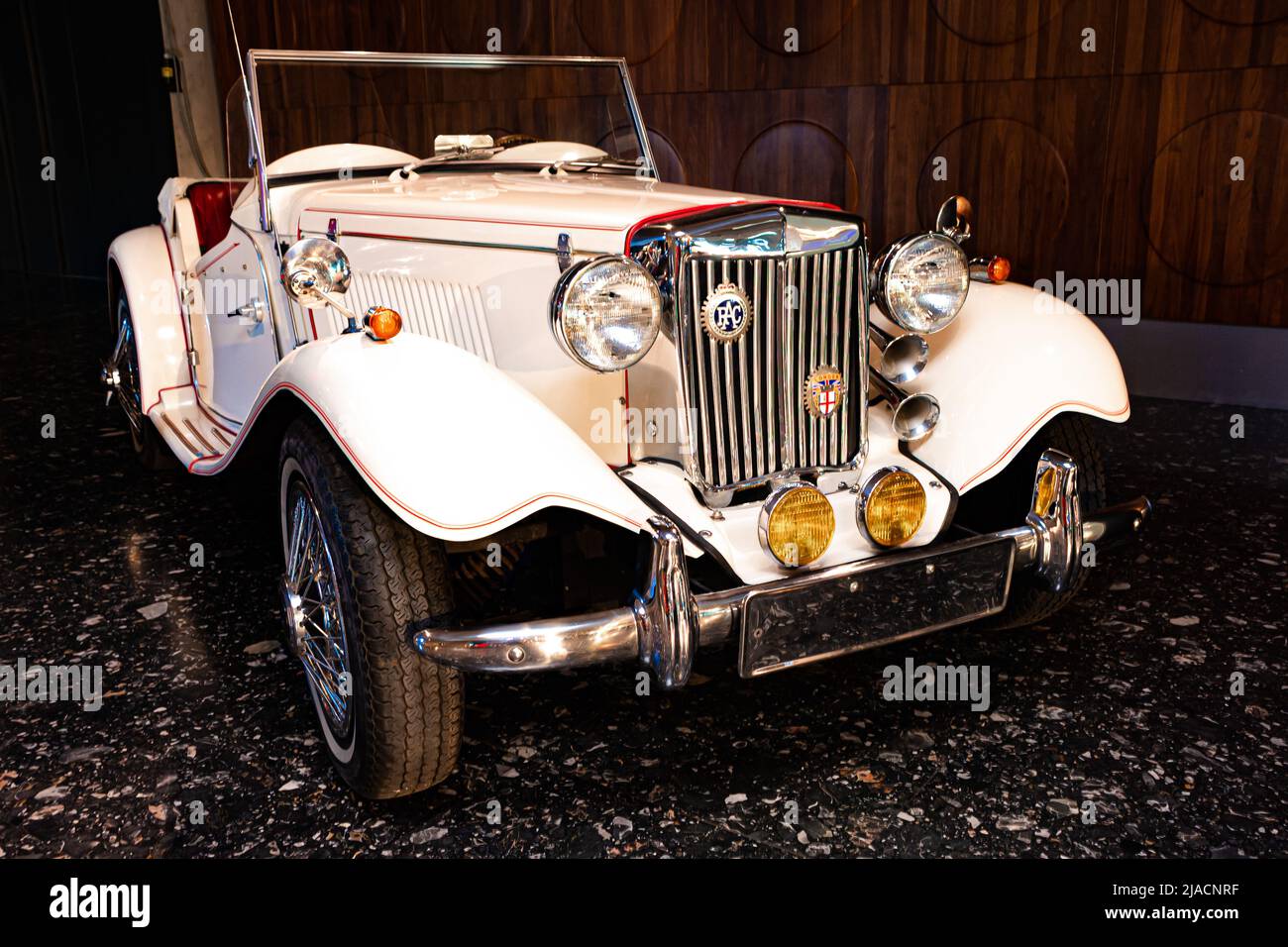 1972 MG TD LONDON CUSTOM ROADSTER - retro auto si trova in una mostra al museo Foto Stock