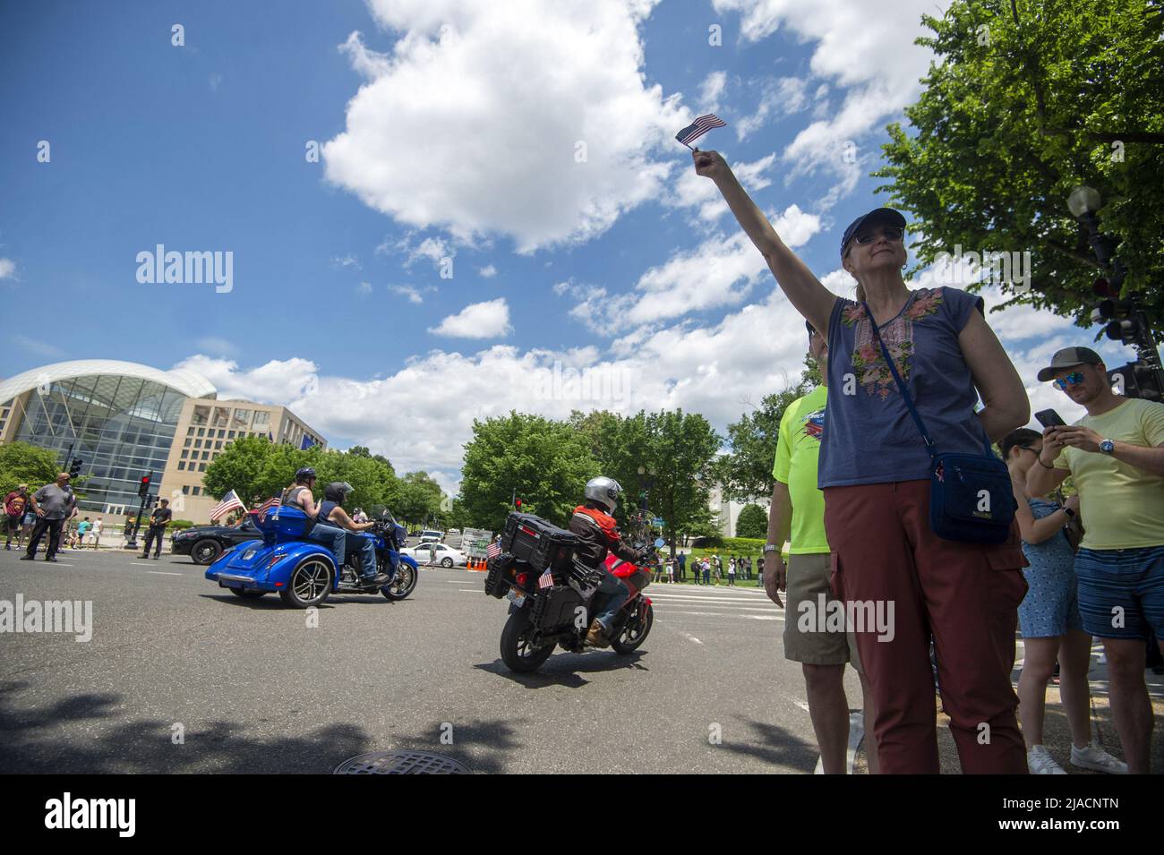 Washington, Stati Uniti. 29th maggio 2022. La gente guarda come le migliaia di motociclisti che partecipano a "Rolling Thunder", una dimostrazione per portare consapevolezza ai prigionieri di guerra e membri militari mancanti in azione, cavalcare oltre il Lincoln Memorial a Washington, DC Domenica 29 maggio 2022. Foto di Bonnie Cash/UPI Credit: UPI/Alamy Live News Foto Stock