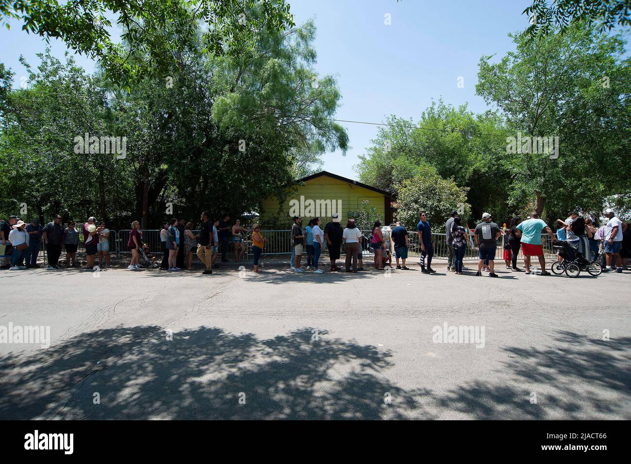 Scuola elementare Robb. 29th maggio 2022. I residenti si levano in fila per dare il loro rispetto ai 19 bambini uccisi durante le riprese di massa alla scuola elementare di Robb. Uvalde, Texas. Mario Cantu/CSM/Alamy Live News Foto Stock