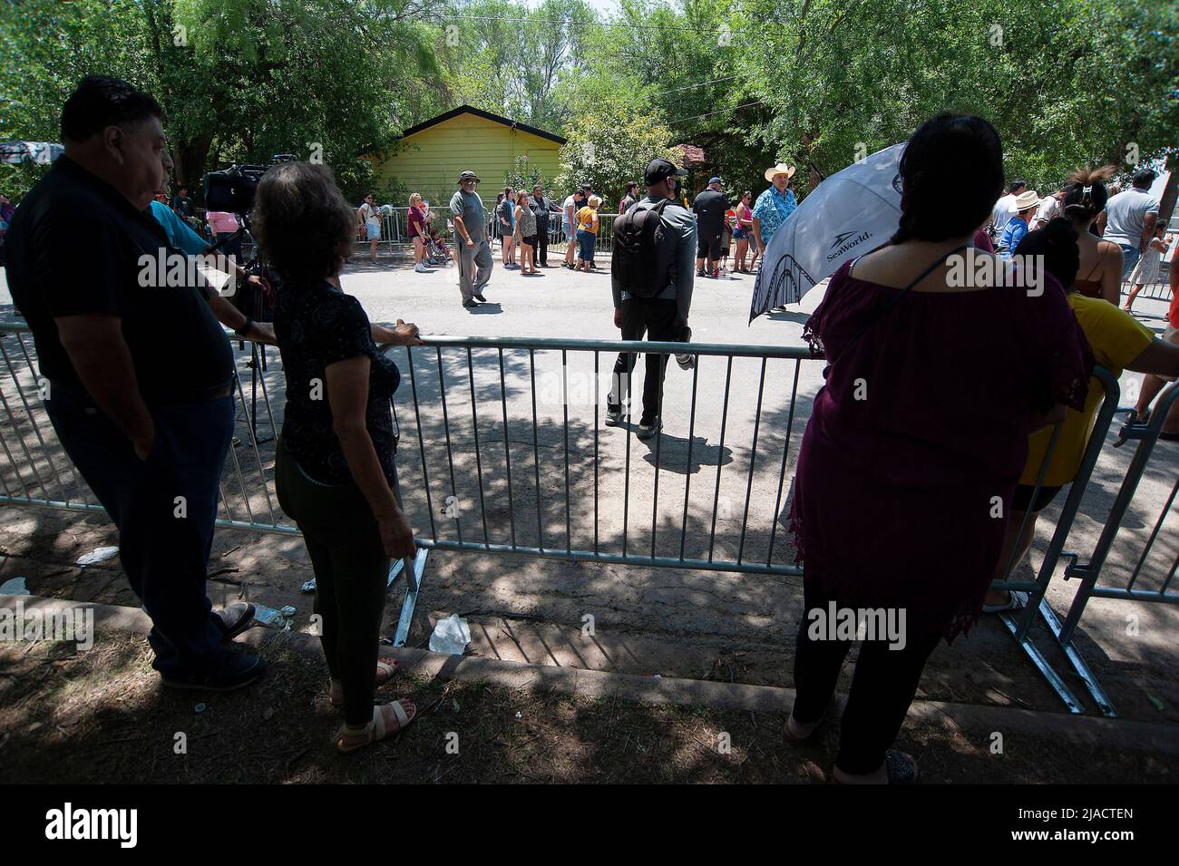 Scuola elementare Robb. 29th maggio 2022. I residenti si levano in fila per dare il loro rispetto ai 19 bambini uccisi durante le riprese di massa alla scuola elementare di Robb. Uvalde, Texas. Mario Cantu/CSM/Alamy Live News Foto Stock