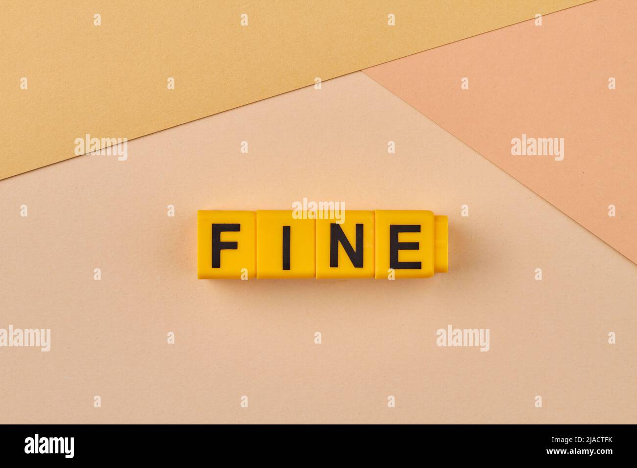 Parola fine scritta su blocchi gialli sullo sfondo a colori. Concetto di altissima qualità. Foto Stock