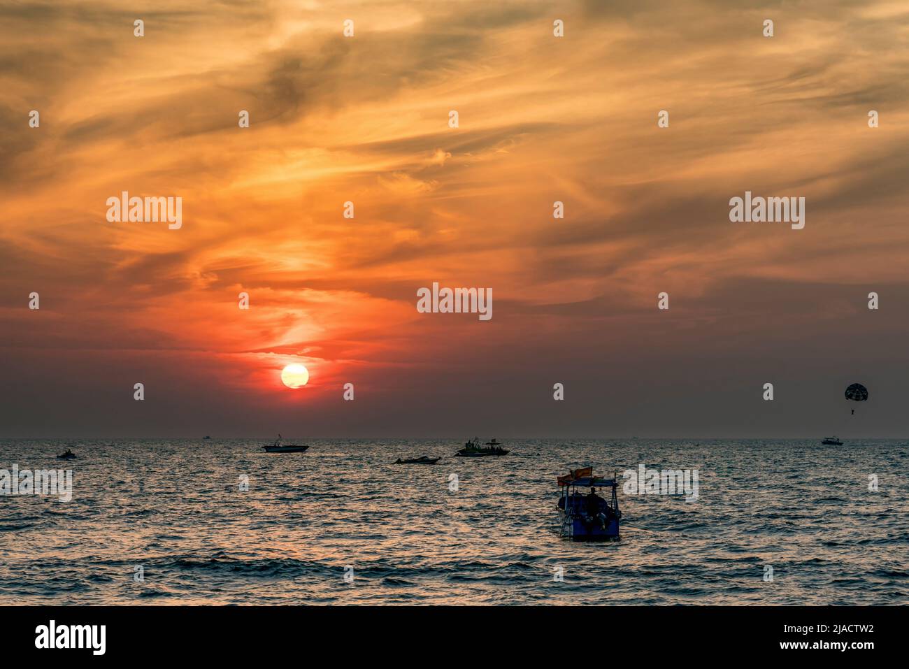 Tramonto panoramico sulla spiaggia in Asia meridionale, serata tropicale Foto Stock