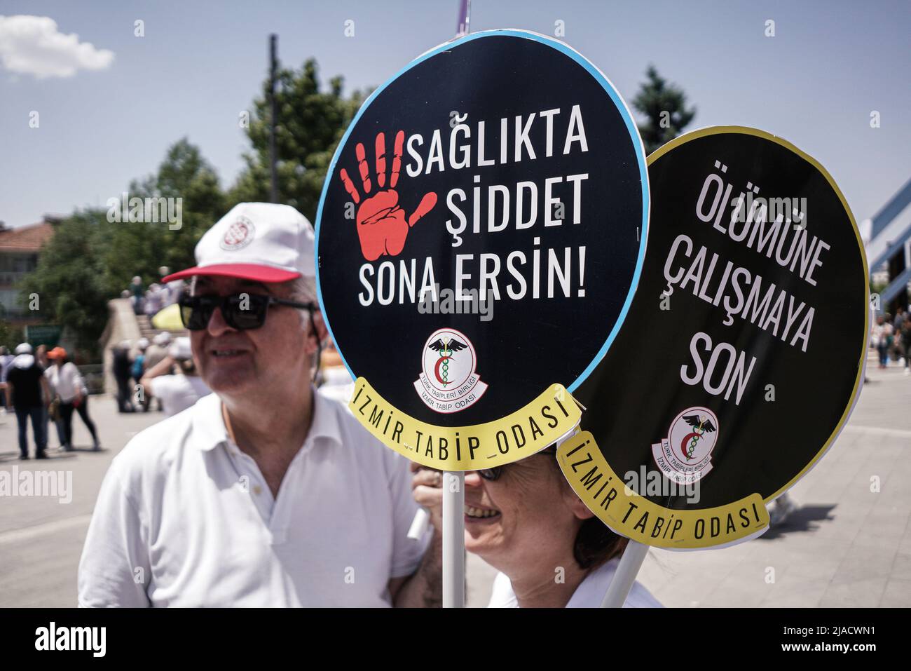 Ankara, Turchia. 29th maggio 2022. Un manifestante ha dei segnali che leggano "fine della violenza nella salute" durante la manifestazione. L'Associazione Medica Turca (TTB) e le organizzazioni professionali della salute si sono riunite al 'White Meeting' di Ankara an?t Park protestando per i diritti personali. Credit: SOPA Images Limited/Alamy Live News Foto Stock