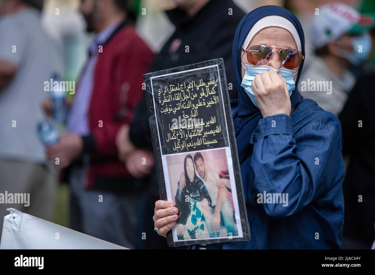 Un manifestante algerino detiene una carta con una foto dei suoi cari rapiti durante la protesta. A quattro anni dalla diaspora algerina, il movimento Hirak continua a lottare per la democrazia a Montreal. Organizzato da Tous unis pour notre Algerie, centinaia di manifestanti si sono riuniti davanti al Consolato algerino per chiedere la rimozione degli attuali leader politici, guidati dal presidente Abdelmajid Tebboune. Citando la corruzione cronica e la mancanza di risoluzioni prevedibili, i manifestanti hanno definito il governo un governo mafioso. Foto Stock