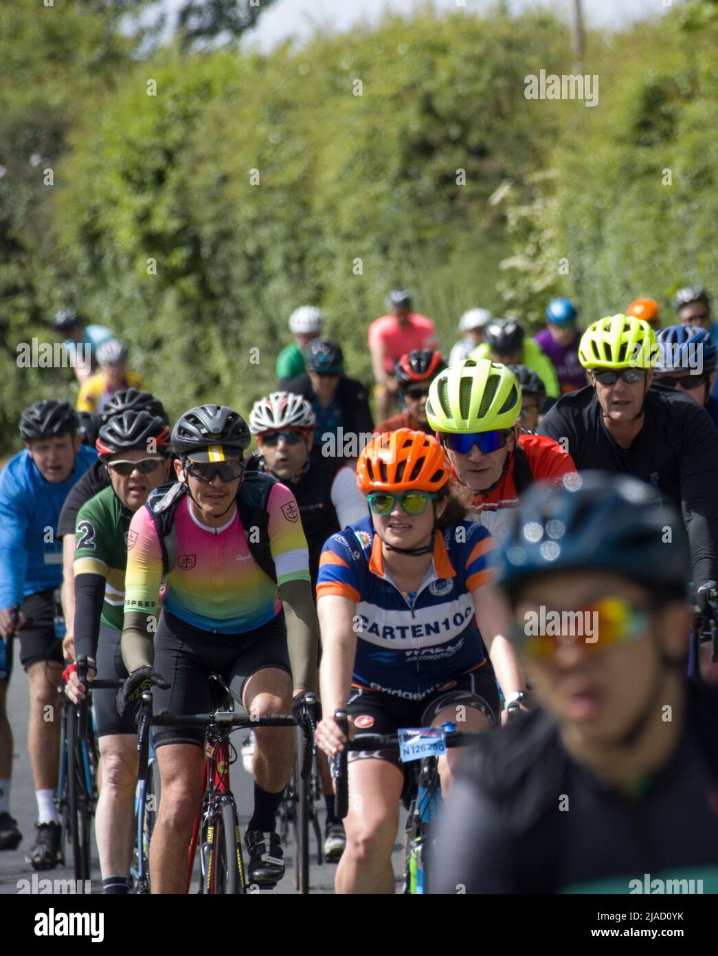 Partecipanti concorrenti Charity Cycling Event RideLondon Fyfield Essex Foto Stock