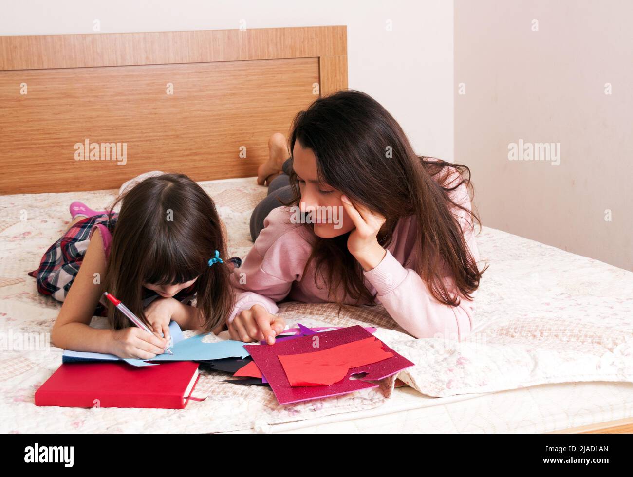 Mamma con la figlia che legge insieme Foto Stock