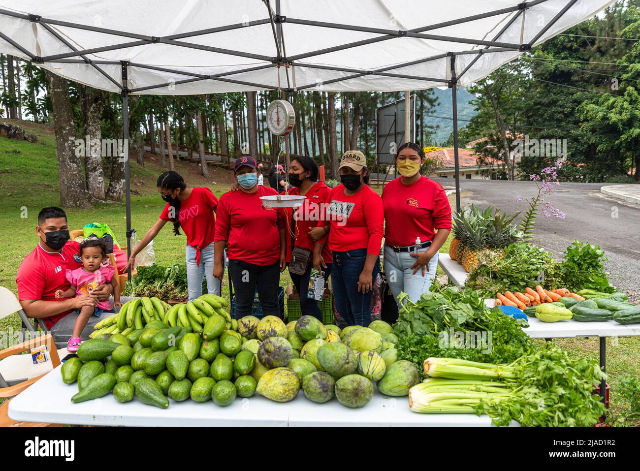 La famiglia vende frutta e verdura in un mercato locale di Panama Foto Stock