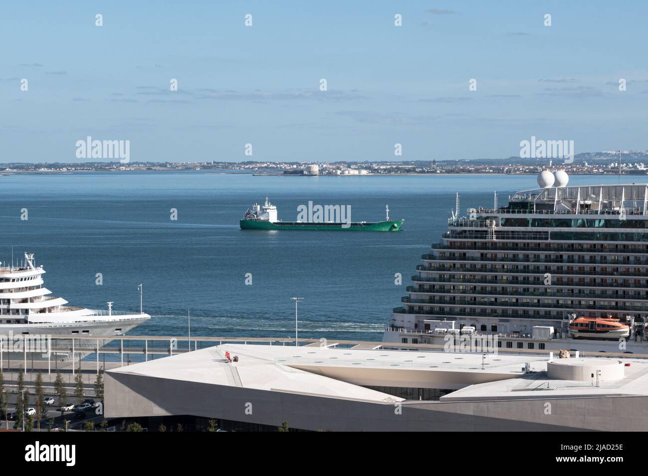 Lisbona, Portogallo - 4 ottobre 2019: Vista pre-pandemica dal quartiere di Alfama del terminal delle navi da crociera, della nave da carico e del terminal delle merci sul fiume Tejo Foto Stock