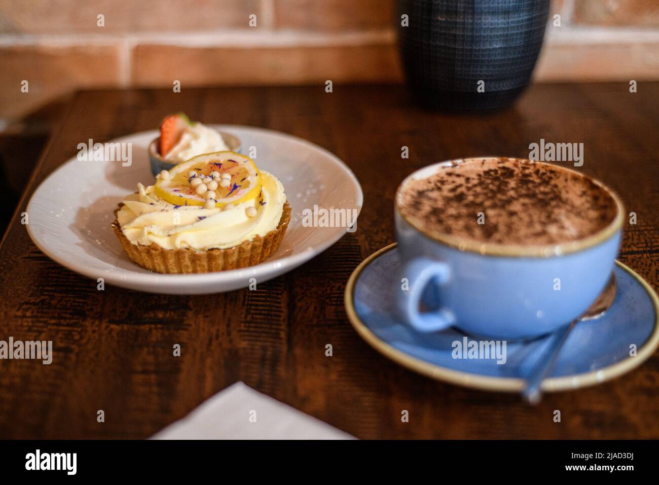 Tazza di cioccolata calda con torta al limone Foto Stock