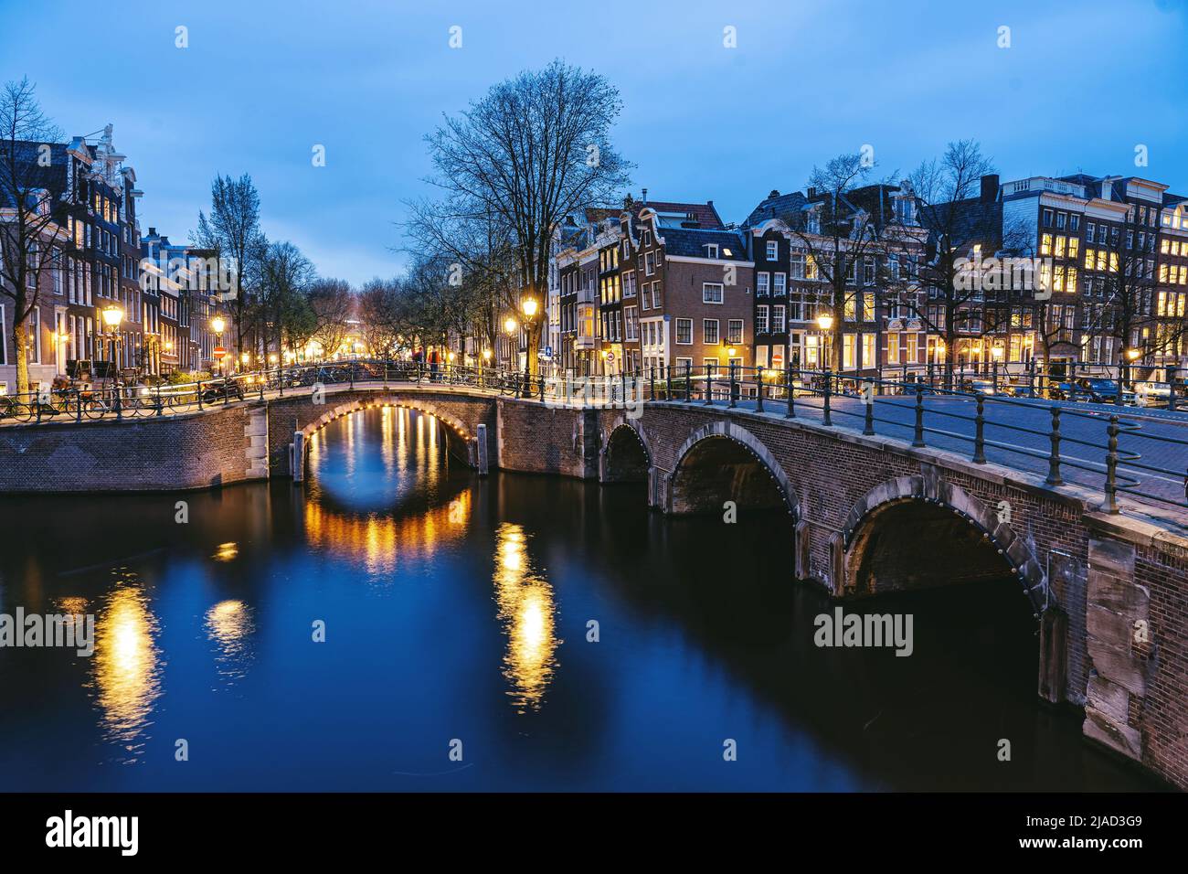 Attraversa un canale di notte, Amsterdam, Olanda Foto Stock