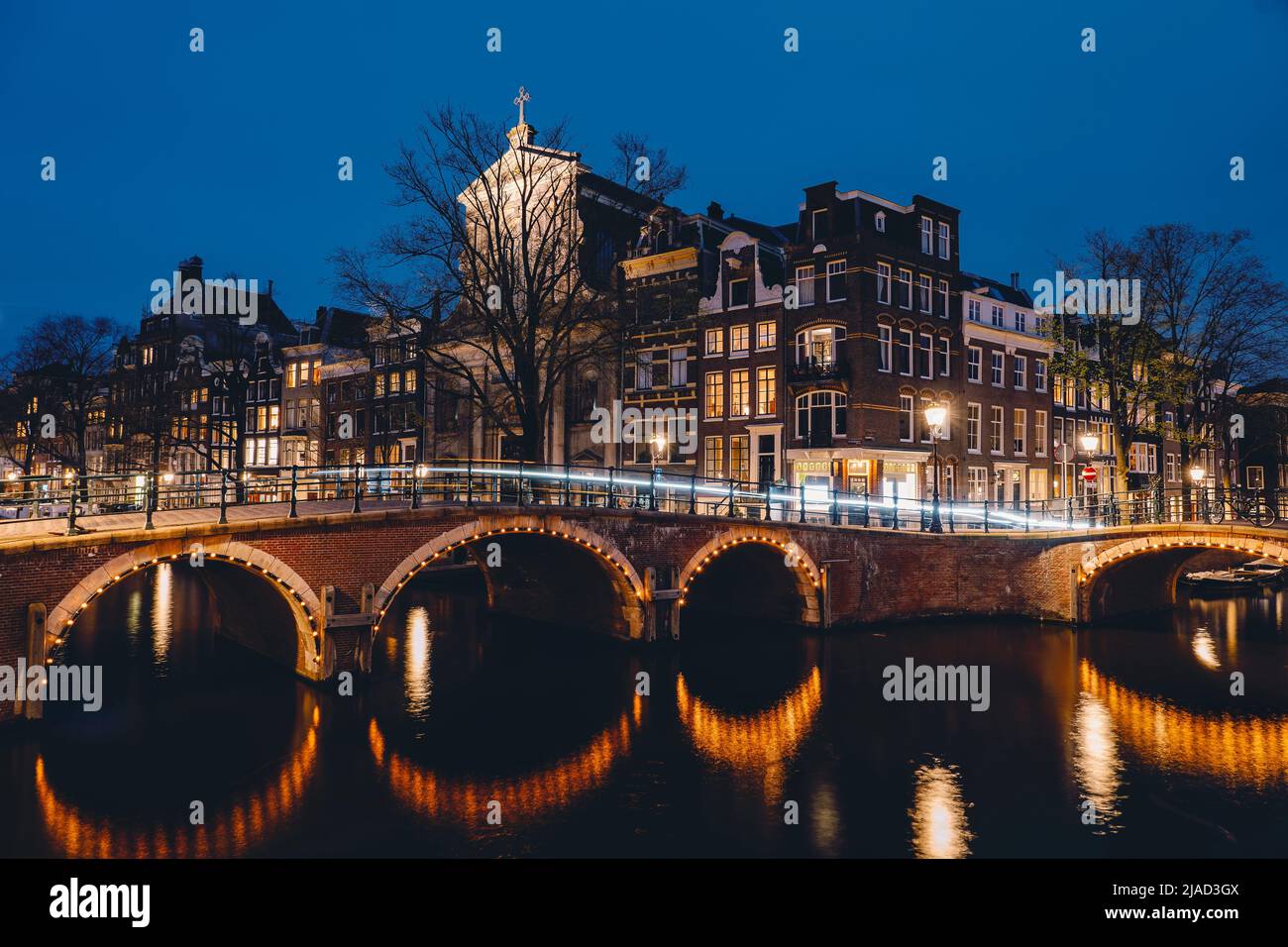 Attraversa un canale di notte, Amsterdam, Olanda Foto Stock