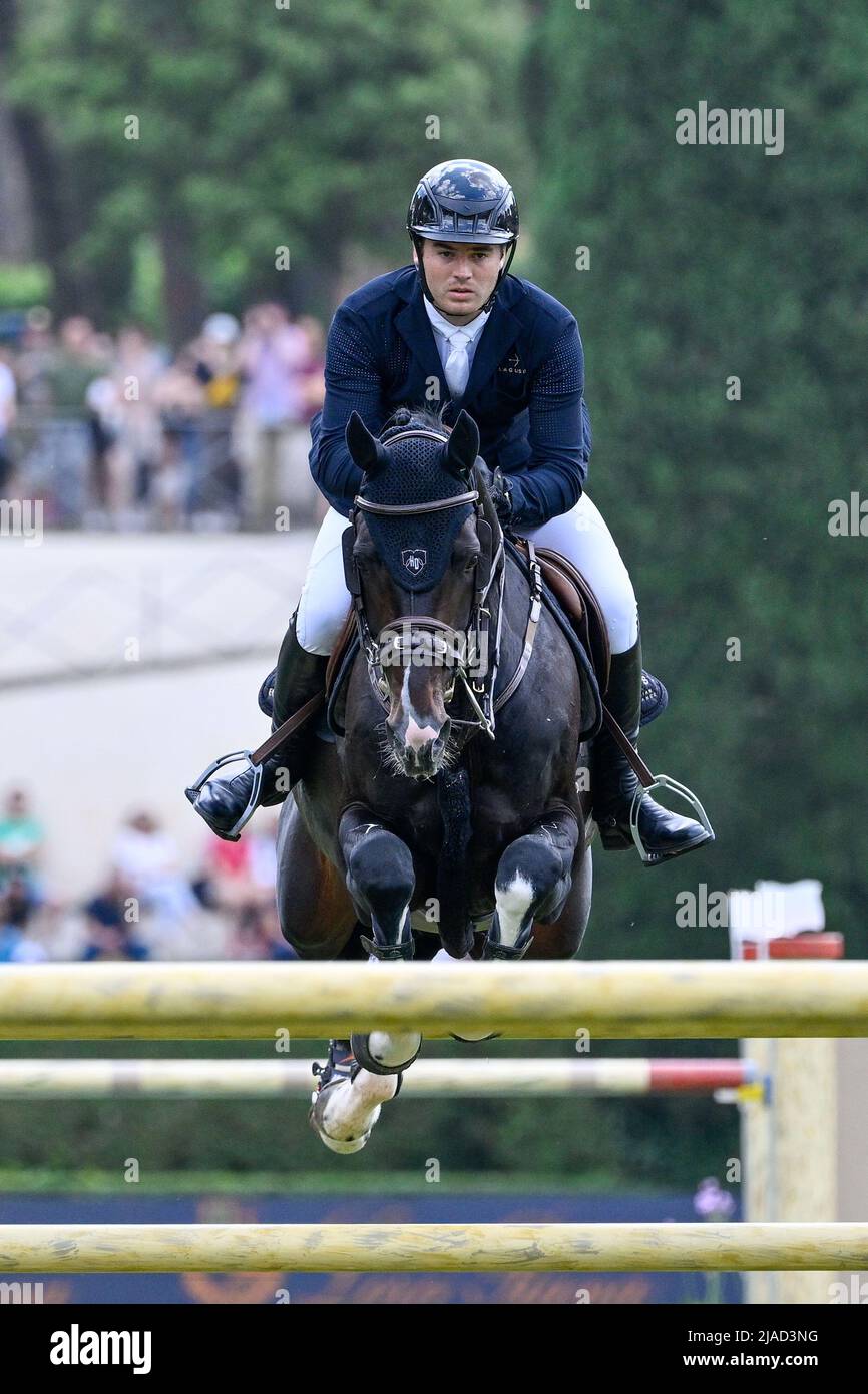 Roma, Italia. 29th maggio 2022. Donald Whitaker (GBR) durante il Premio 10 - Roma Rolex Grand Prix del 89th CSIO Roma 2022 a Piazza di Siena a Roma il 28 maggio 2022 credito: Agenzia fotografica indipendente/Alamy Live News Foto Stock