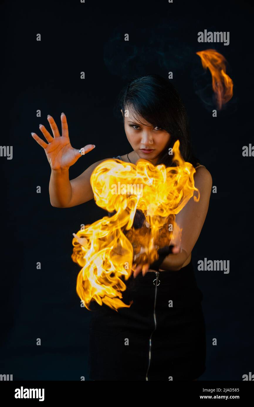 Ritratto di una bella donna che gioca con il fuoco Foto Stock