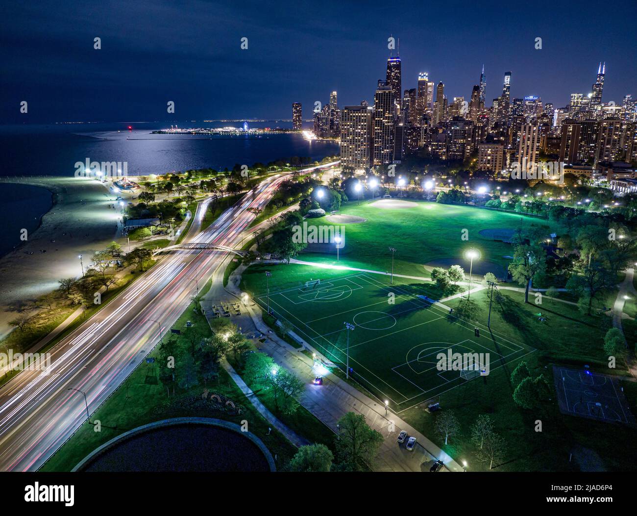 Vista aerea dello skyline della città, del parco e della DuSable Lake Shore Drive di notte, Chicago, Illinois, USA Foto Stock