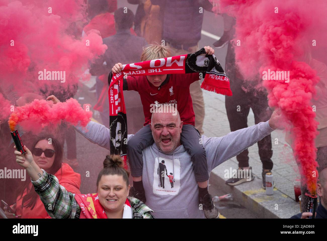 I tifosi tengono salde e incoraggiano la squadra del Liverpool FC a festeggiare durante la sfilata di autobus scoperto attraverso la città dopo aver vinto sia la Carabao Cup che la fa Cup nella stagione 2021/22 Foto Stock