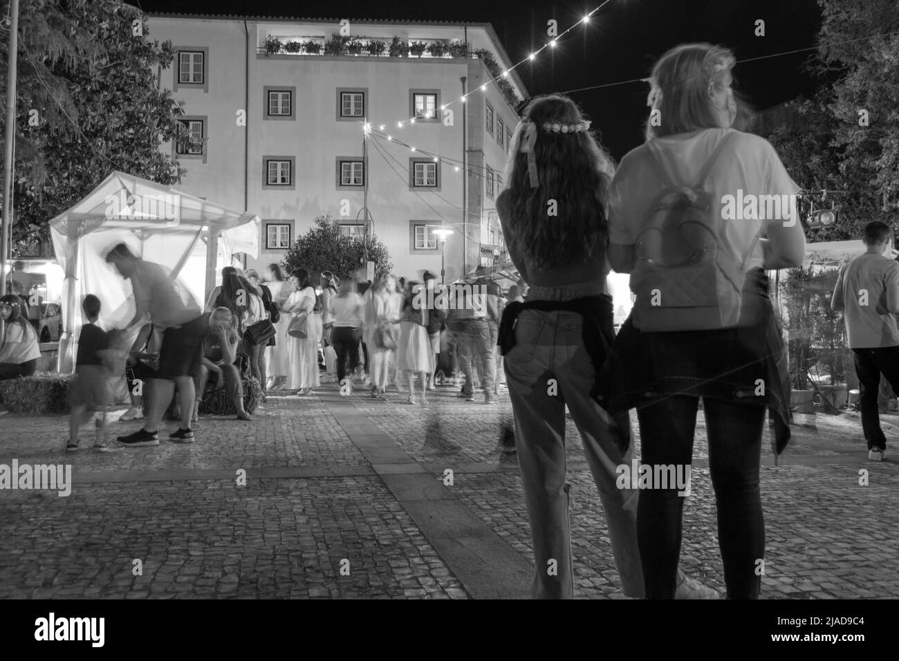 Eventi sociali di notte, persone che godono le notti estive. Le persone si muovano sulle città. Foto Stock