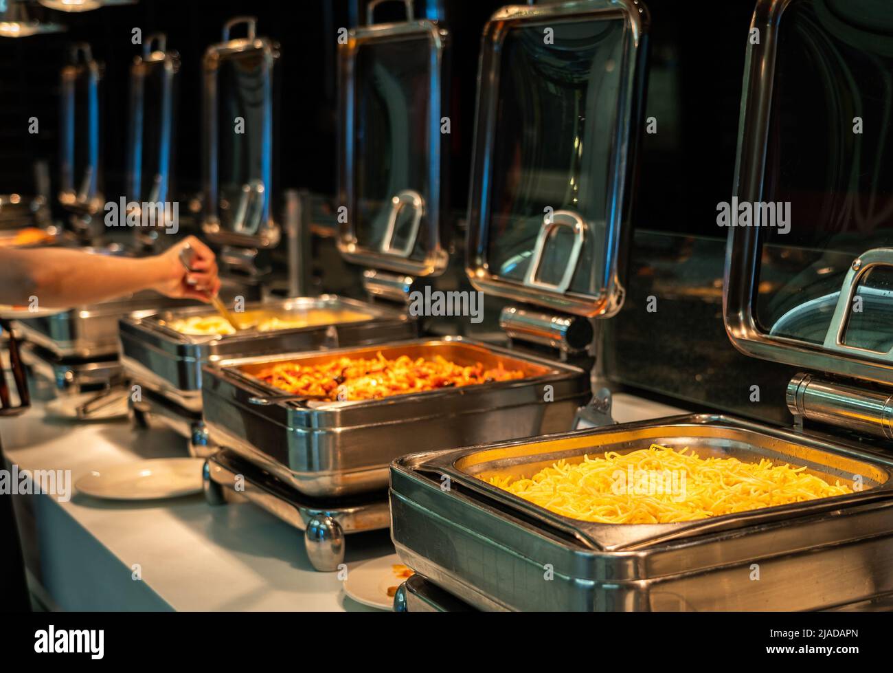 Piatti riscaldati a buffet pronti per il servizio con scelta di pasta per la prima colazione Foto Stock