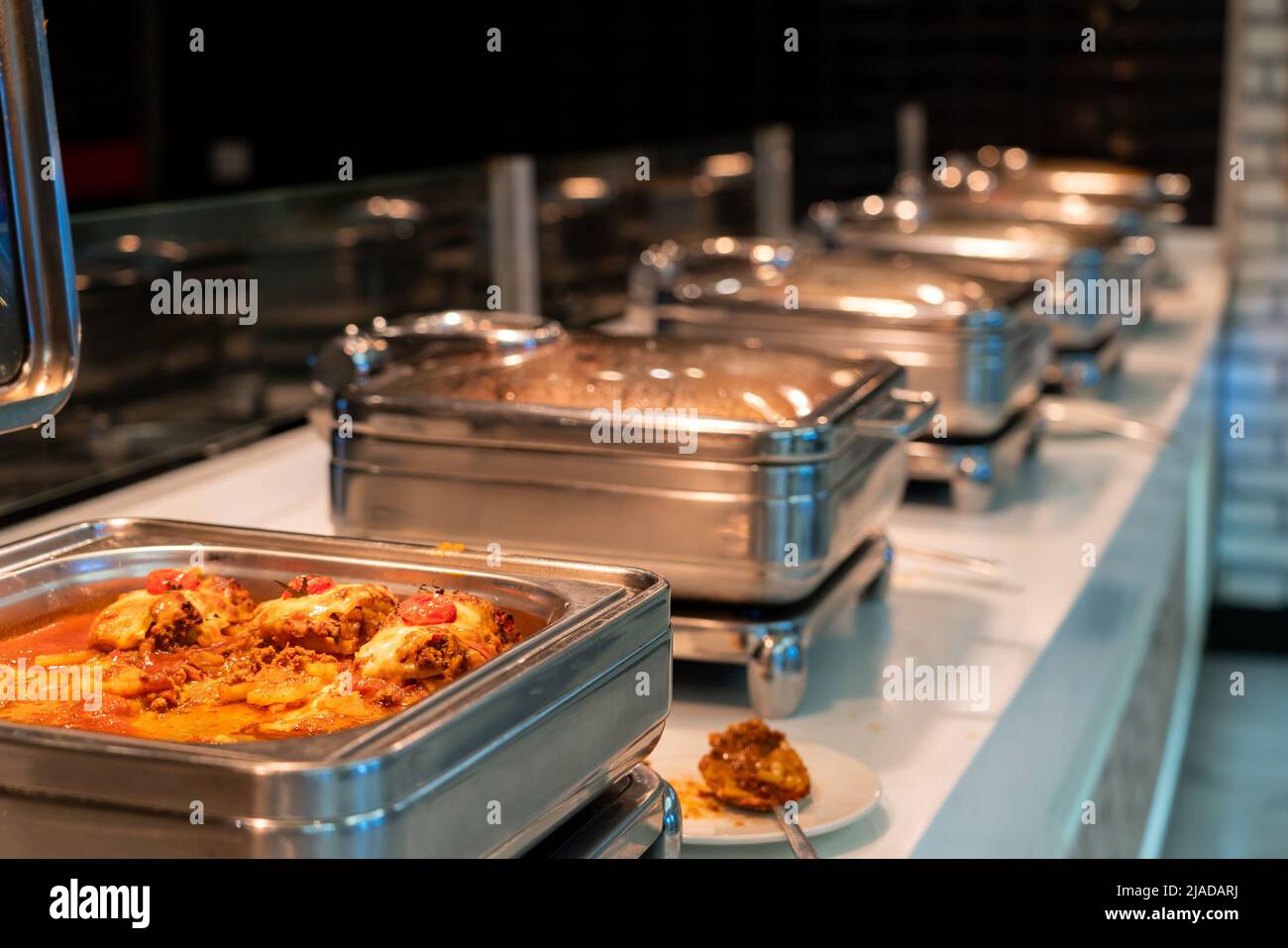 Il ristorante a buffet dell'hotel serve piatti caldi con piatti a base di carne Foto Stock