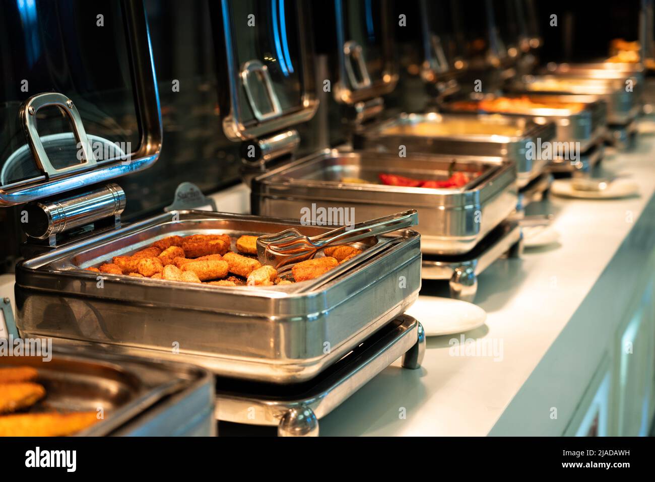 Contenitori riscaldati a buffet con patate a bastoncini per la colazione nel ristorante dell'hotel Foto Stock