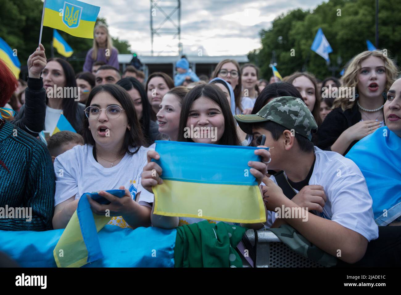 Berlino, Germania. 29th maggio 2022. La gente si è riunita alla porta di Brandeburgo il 29 maggio 2022 per un concerto di beneficenza per l'Ucraina. I videomessaggi sono stati suonati al concerto, incluso uno dei Cancellieri della Germania. Molti artisti si sono esibiti dal vivo al concerto Benefit, tra cui la band Kalush, che ha vinto l'Eurovision Song Contest 2022. (Credit Image: © Michael Kuenne/PRESSCOV via ZUMA Press Wire) Credit: ZUMA Press, Inc./Alamy Live News Foto Stock