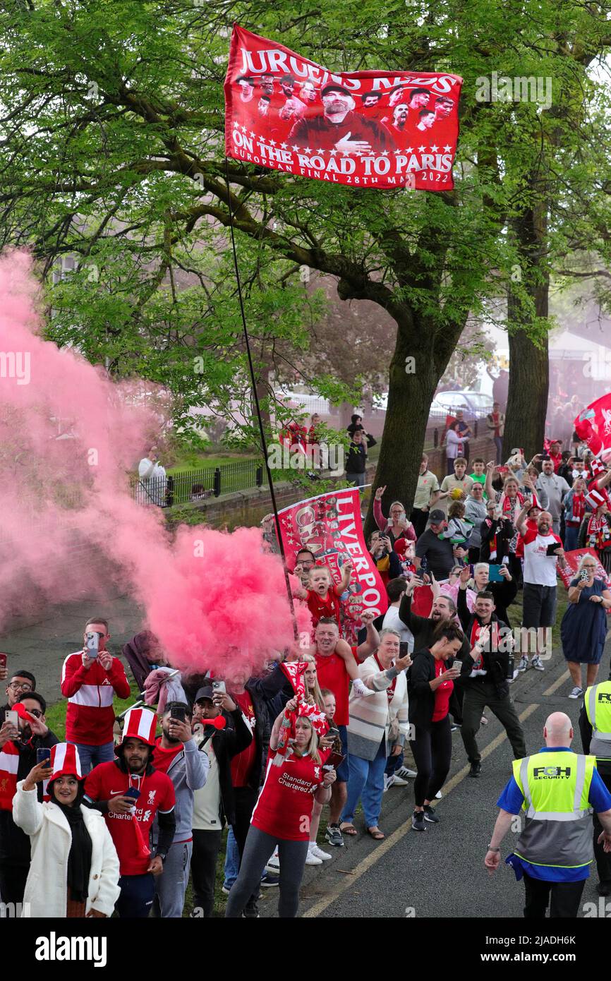 I tifosi acclamano la squadra del Liverpool FC mentre festeggiano durante la sfilata di autobus scoperto attraverso la città dopo aver vinto sia la Carabao Cup che la fa Cup nella stagione 2021/22 Foto Stock