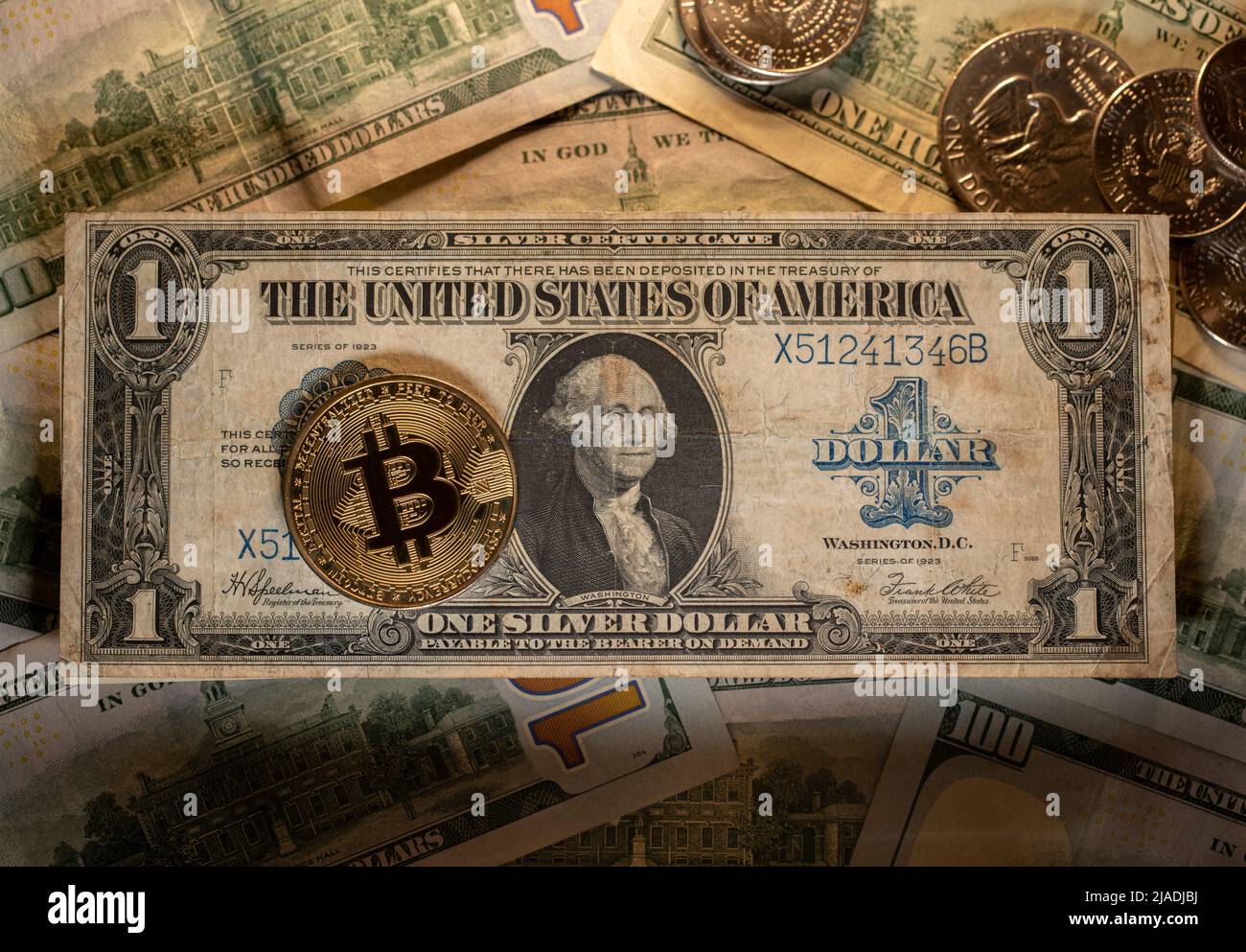 Bitcoin sulla vecchia banconota da un dollaro, certificato d'argento con moneta di criptovaluta BTC. Foto Stock