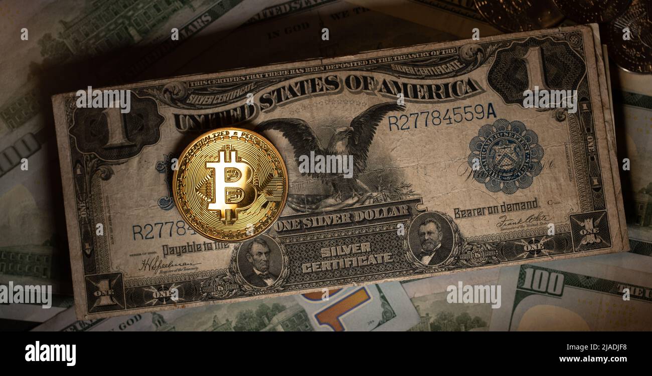 Moneta di Bitcoin sulla storica fattura di un dollaro US. Dollaro certificato d'argento con moneta BTC d'oro. Evoluzione e innovazione della moneta e del mercato finanziario conc Foto Stock