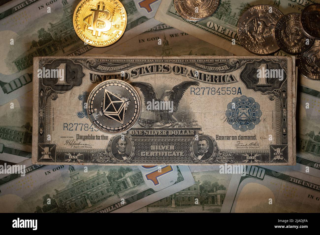 1899 1 Dollar Silver Certificate Black Eagle accanto alla scintillante moneta in Bitcoin d'oro e alla moneta Ethereum. Prossimi cryptocurrency trading con fiat Money Foto Stock