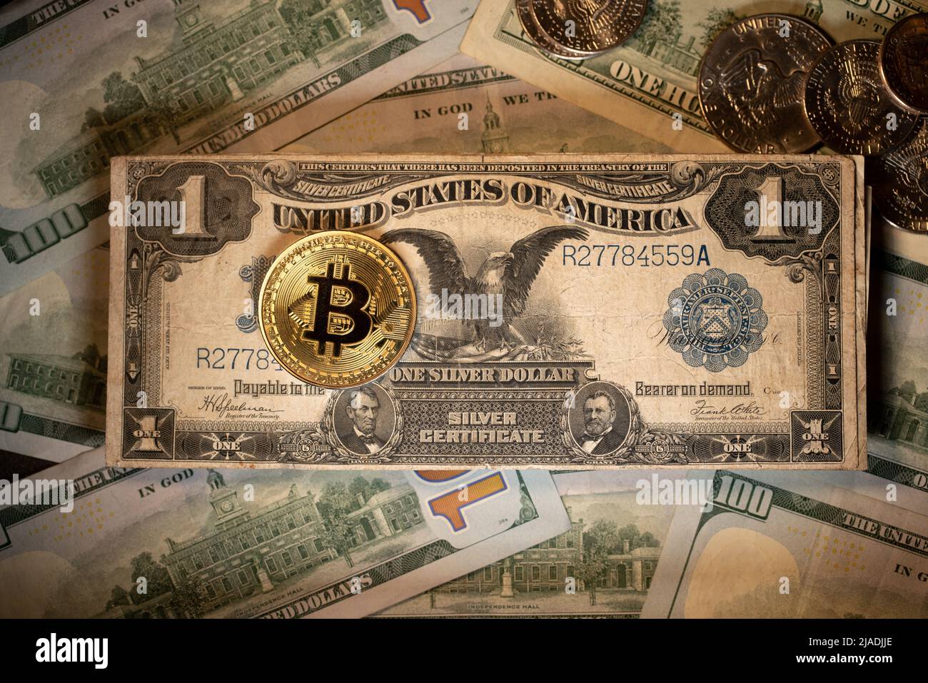 Cambiare il mercato finanziario nel concetto del mondo, vecchia banconota da un dollaro con moneta da Bitcoin d'oro. Black Eagle US Dollar Bill e Shining Gold BTC Foto Stock