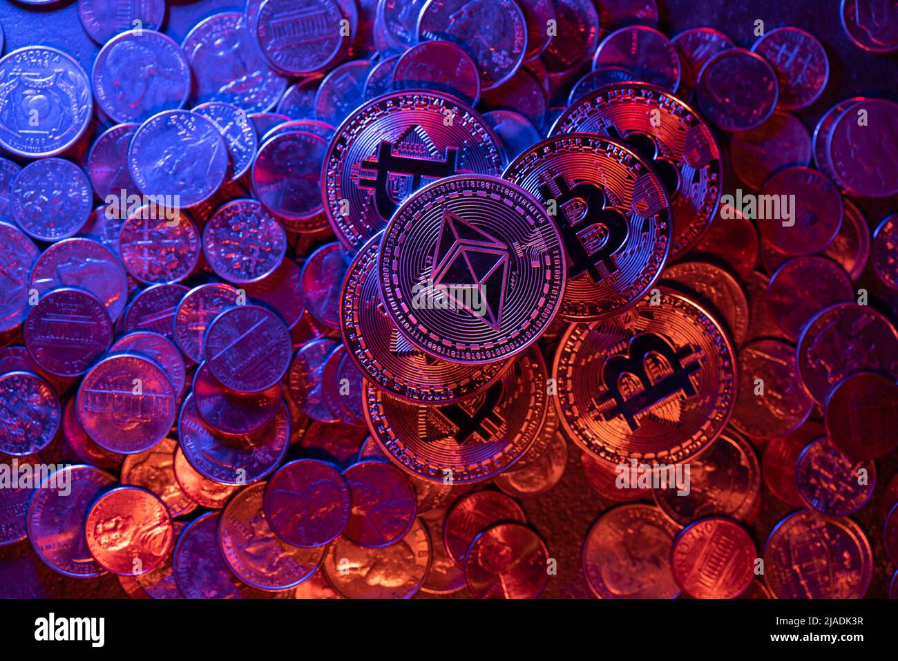 Ethereum in cima alla montagna di monete in dollari e euro. Criptovaluta che sbucciano sui soldi fiat Foto Stock