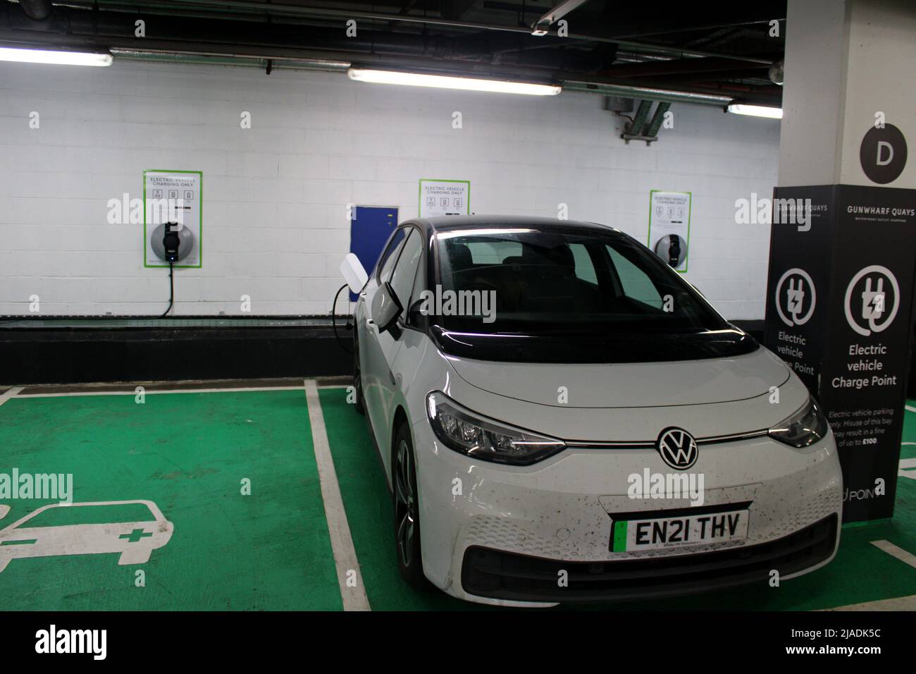 Punti di ricarica per auto elettriche a Gunwharf Quays, Portsmouth, Hampshire Foto Stock