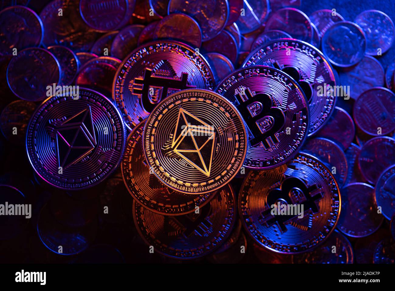 Ethereum su accatastato monete di dollaro e moneta di criptovaluta di Bitcoin. Sfondo di cripto e modello di monete di criptovaluta Foto Stock