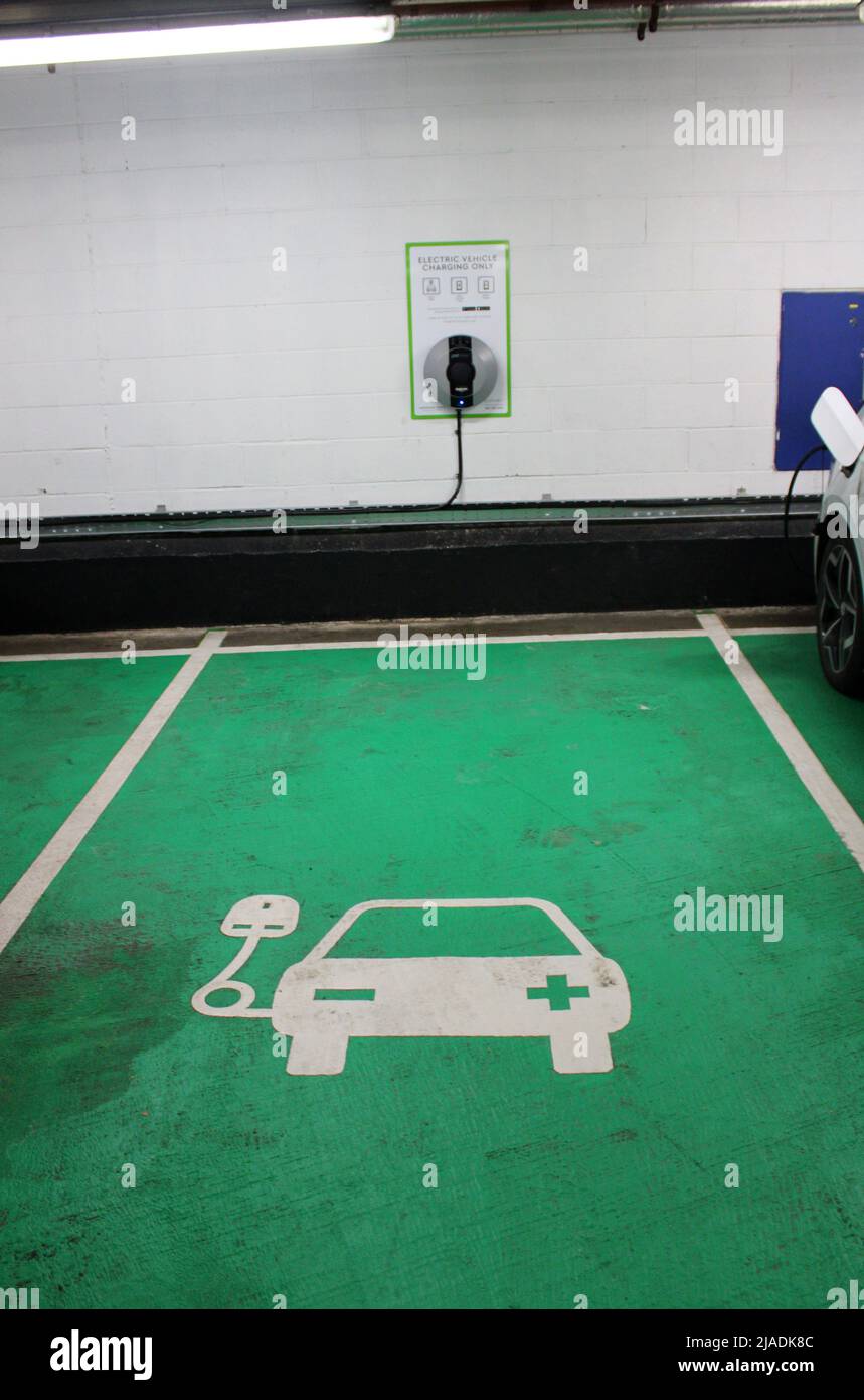 Punti di ricarica per auto elettriche a Gunwharf Quays, Portsmouth, Hampshire Foto Stock