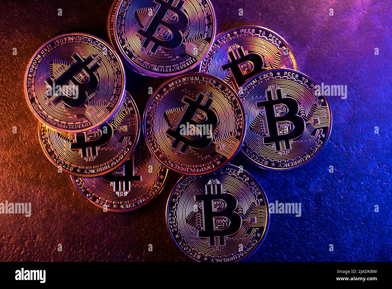 Bitcoin cripto valuta illuminata da luce rossa e blu. Il concetto di tecnologia Blockchain usato dalle valute di cripto come Bitcoin ed Ethereum Foto Stock