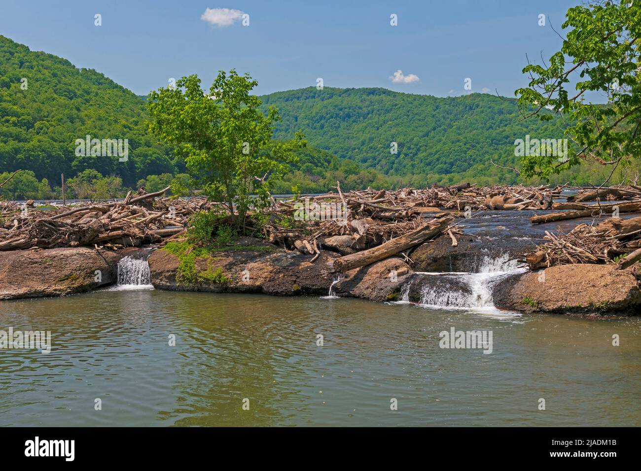 Verdi colline sopra un fiume Appalachian sul New River in West Virgina Foto Stock